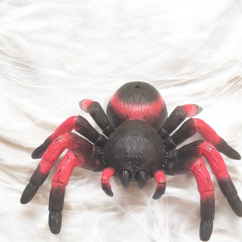 Halloween Remote Control Tarantula Toy  Red light Up Eyes & Legs Terra By Battat - Picture 5 of 9